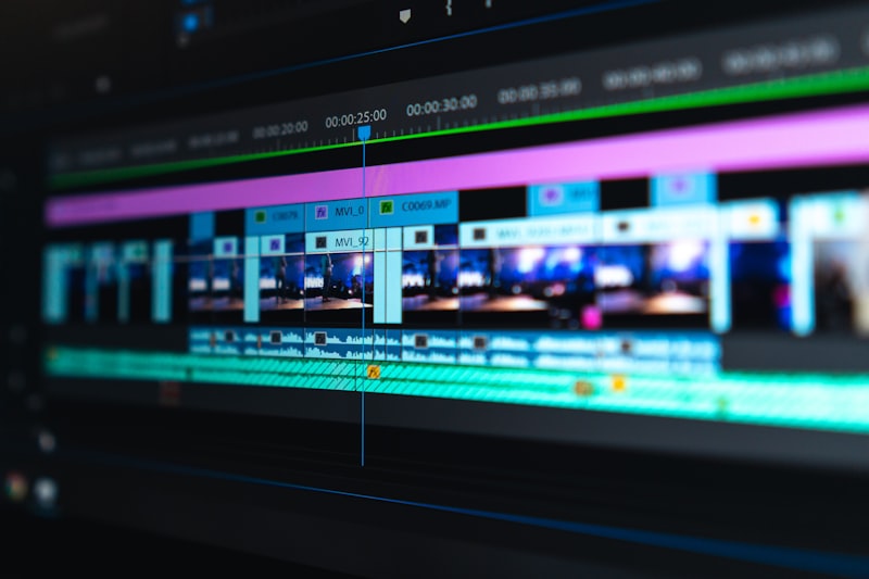 Rendu de l'édition vidéo d'un produit électronique rotatif sur un écran de contrôle